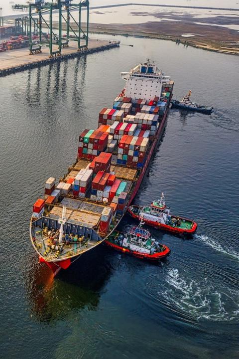 Cargo Ships in port - using carbon data networks to assess and cut the climate impact of supply chains