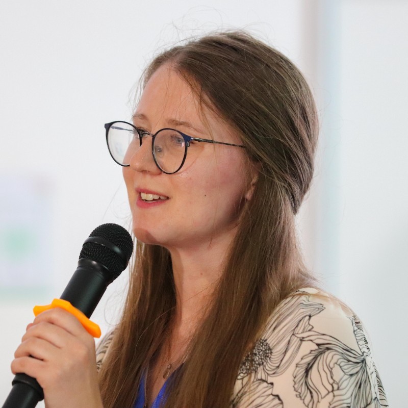 Sara Velander headshot