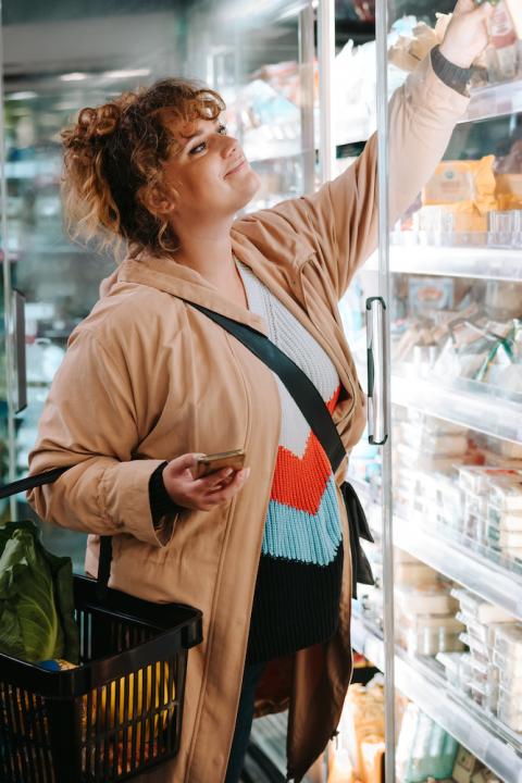 woman grocery shopping - consumer preference for sustainability